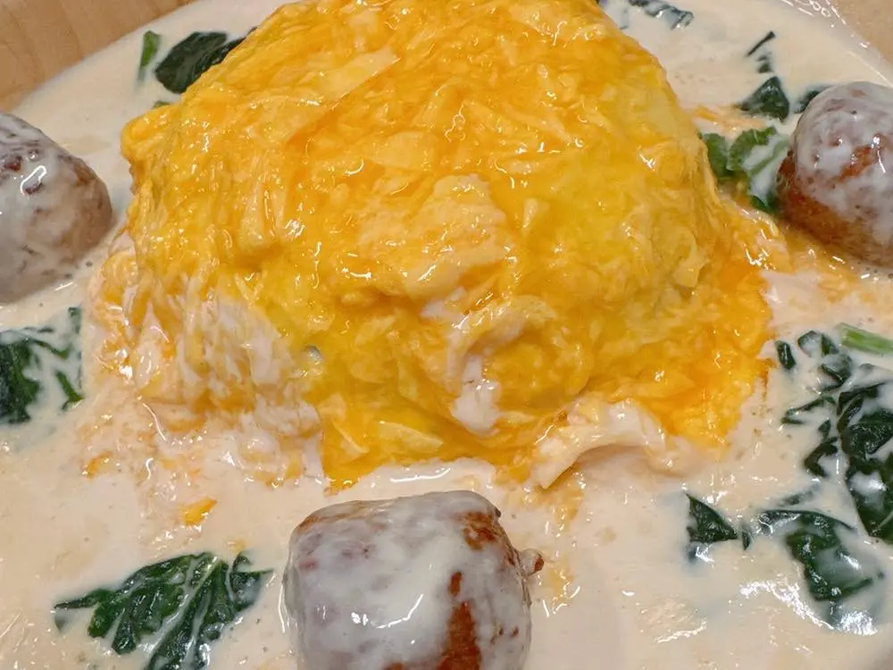 法蓮草とミートボールの照り焼きクリームオムライス